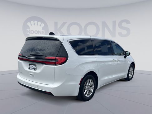 Used 2025 Chrysler Pacifica Select FWD image 16