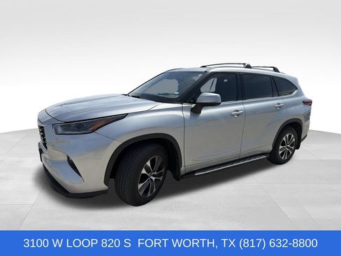 Used 2021 Toyota Highlander XLE FWD image 1