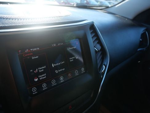 Used 2019 Jeep Cherokee Latitude Plus w/ Cold Weather Group image 13