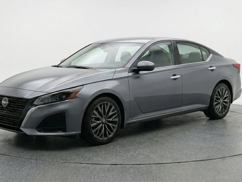 Used 2025 Nissan Altima 2.5 SV FWD image 3