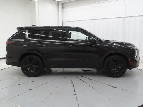 New 2026 Mitsubishi Outlander LE FWD image 2
