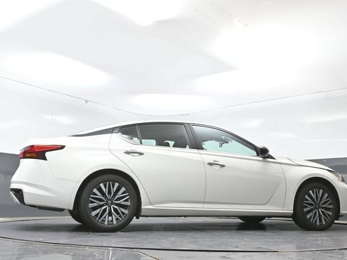 Used 2025 Nissan Altima 2.5 SV FWD image 23