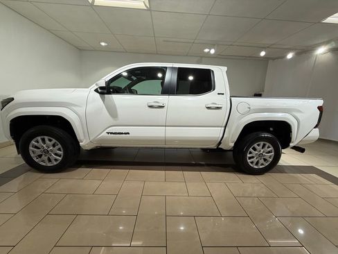Certified 2025 Toyota Tacoma SR5 AWD/4WD image 2