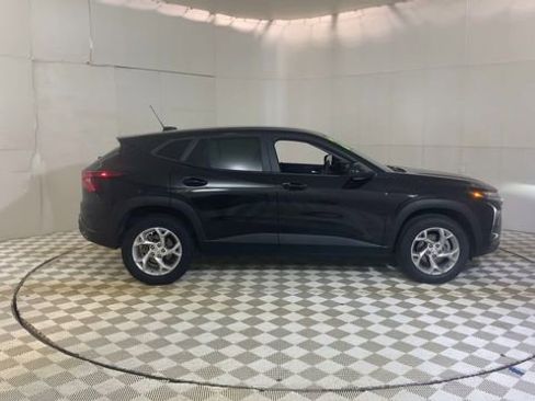 Used 2024 Chevrolet Trax LS w/ LS Convenience Package FWD image 9