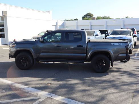 Used 2018 Toyota Tacoma TRD Sport image 7