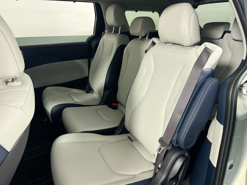 New 2026 Kia Carnival EX FWD image 29