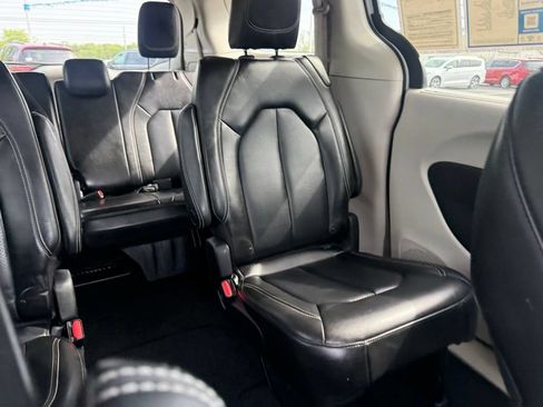 Used 2023 Chrysler Pacifica Touring-L FWD image 61