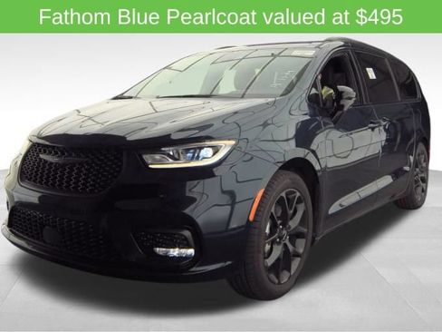 Used 2025 Chrysler Pacifica Limited FWD image 2