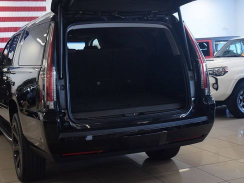 Used 2019 Cadillac Escalade ESV Luxury RWD image 19