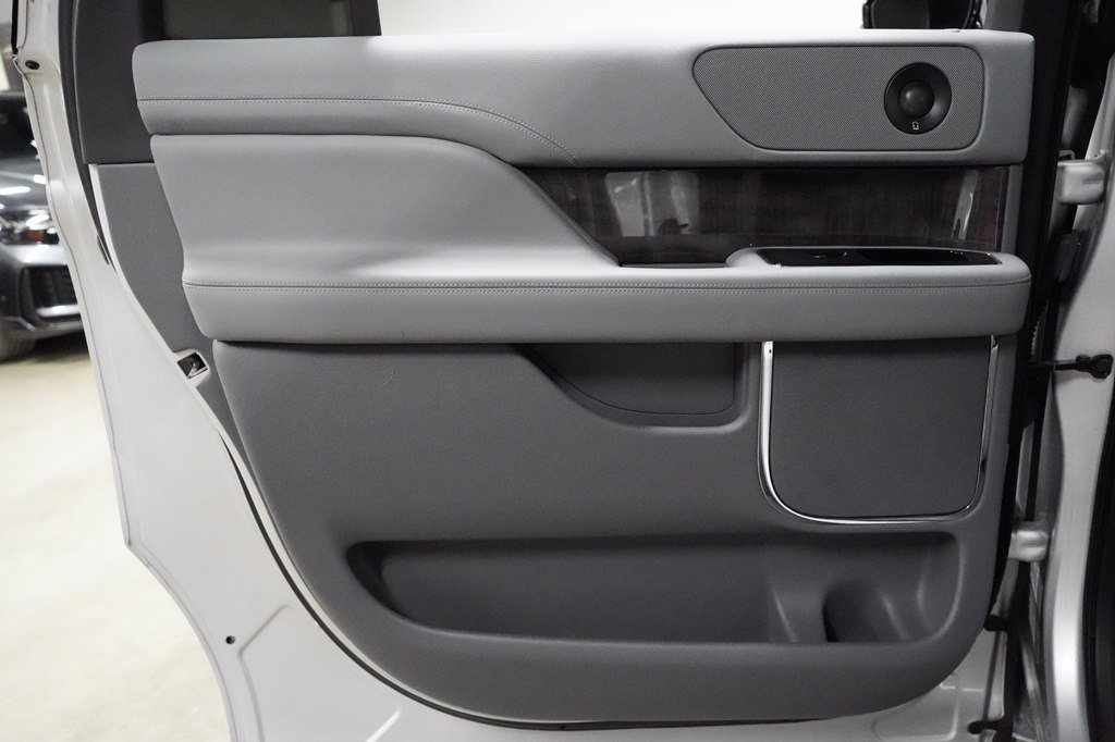 Used 2019 Lincoln Navigator L Select RWD image 19