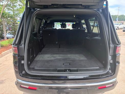 Used 2024 Jeep Wagoneer L Series II RWD image 7