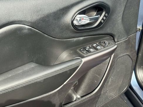Used 2021 Jeep Cherokee Limited FWD image 16