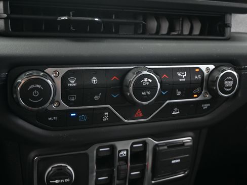 Used 2025 Jeep Wrangler Unlimited Sahara AWD/4WD image 28
