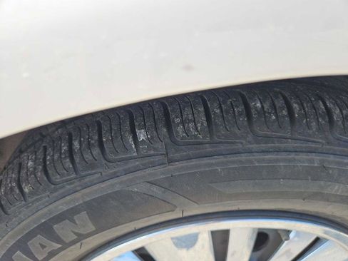 Used 1999 Ford Taurus LX image 12