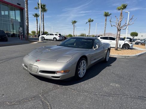 Used 2000 Chevrolet Corvette Coupe w/ Roof Pkg image 2
