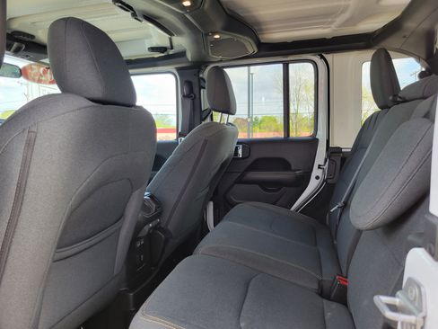 Used 2025 Jeep Wrangler Unlimited Sahara AWD/4WD image 17