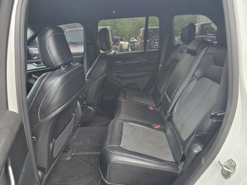 Used 2024 Jeep Grand Cherokee Altitude RWD image 11