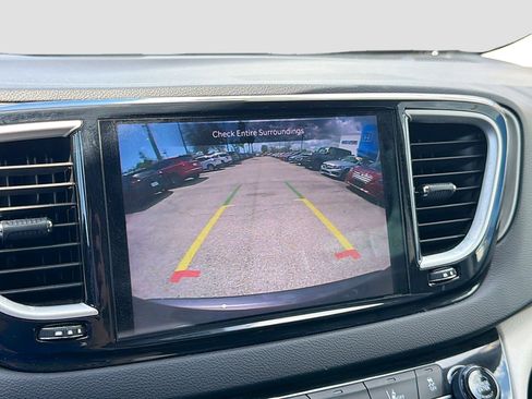 Used 2023 Chrysler Pacifica Touring-L FWD image 30