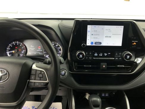 Used 2023 Toyota Highlander L image 19