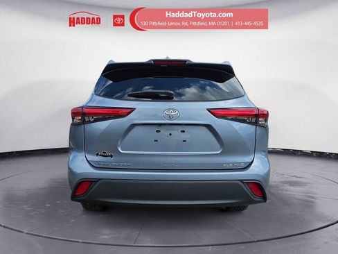 Used 2022 Toyota Highlander XLE AWD/4WD image 4