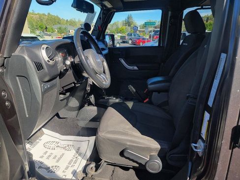 Used 2016 Jeep Wrangler Unlimited Rubicon w/ Connectivity Group AWD/4WD image 6
