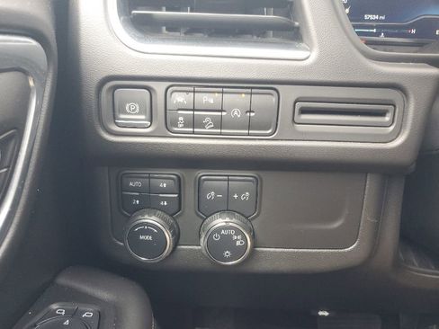 Used 2024 Chevrolet Tahoe Premier AWD/4WD image 32