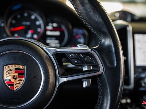 Used 2018 Porsche Cayenne Platinum Edition image 61