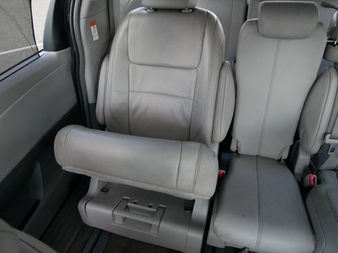 Used 2015 Toyota Sienna XLE w/ XLE Navigation Package FWD image 12