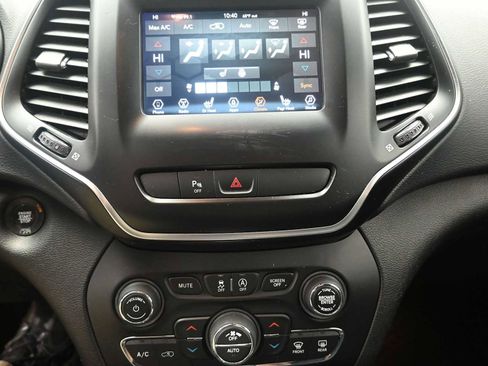 Used 2019 Jeep Cherokee Latitude Plus w/ Comfort/Convenience Group image 17