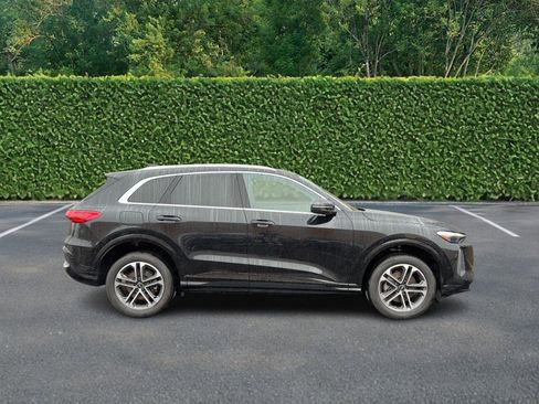 Used 2025 Audi Q5 Premium w/ Convenience Package image 2