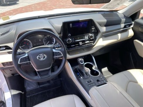 Used 2024 Toyota Highlander XLE AWD/4WD image 15