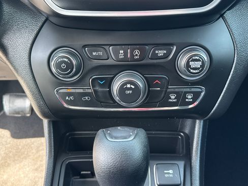 Used 2020 Jeep Cherokee Latitude FWD image 12
