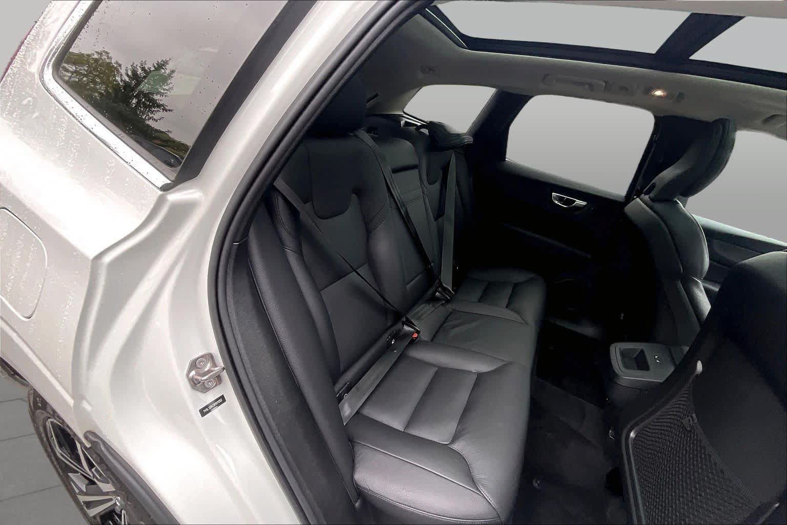 Used 2022 Volvo XC60 B5 Momentum w/ Climate Package AWD/4WD image 19
