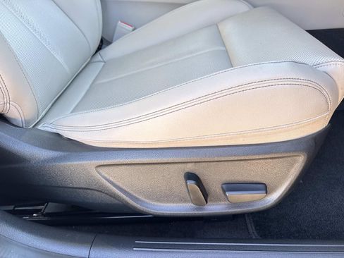 Used 2023 Genesis G70 2.0T image 12