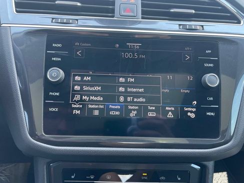 Used 2022 Volkswagen Tiguan SE w/ Panoramic Sunroof Package AWD/4WD image 16