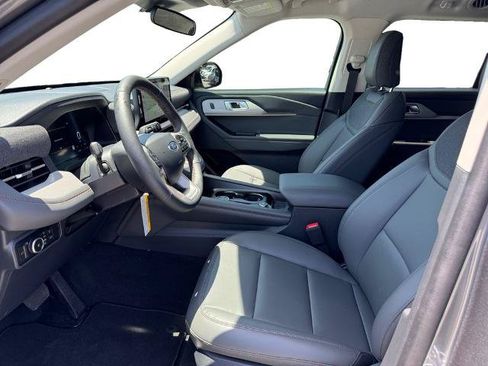 Certified 2025 Ford Explorer Active w/ Active Comfort Package RWD image 9