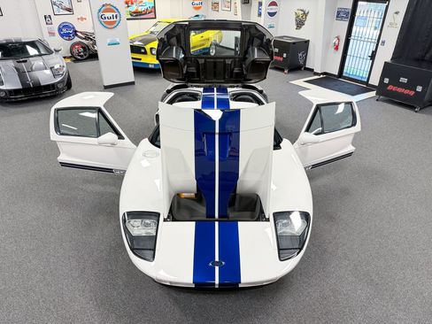 Used 2005 Ford GT RWD image 12