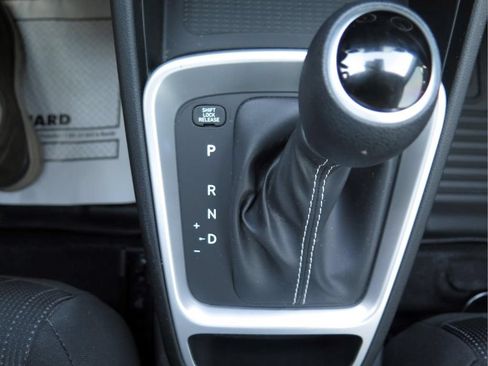 Used 2025 Hyundai Venue SE FWD image 15