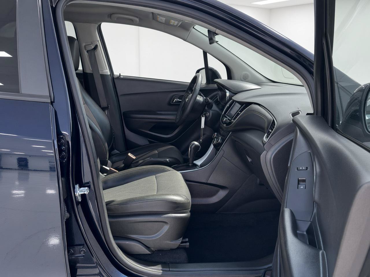 Used 2021 Chevrolet Trax LT FWD image 12