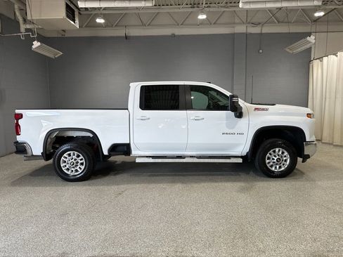 Used 2024 Chevrolet Silverado 2500 LT w/ Convenience Package AWD/4WD image 2
