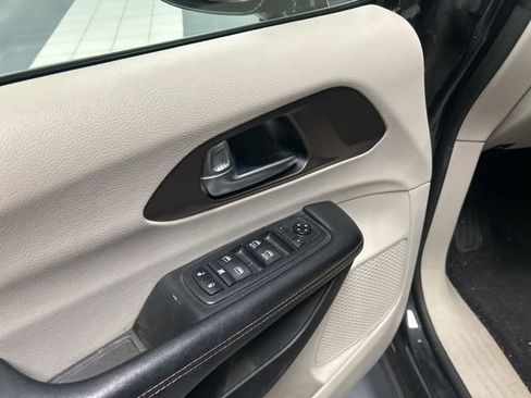 Used 2019 Chrysler Pacifica Touring-L image 10
