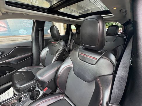 Used 2019 Jeep Cherokee Trailhawk w/ Comfort/Convenience Group AWD/4WD image 12