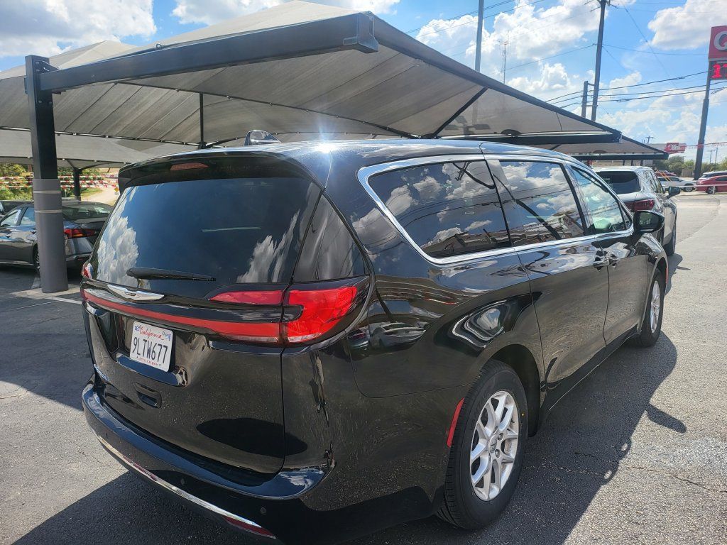 Used 2025 Chrysler Pacifica Select FWD image 7