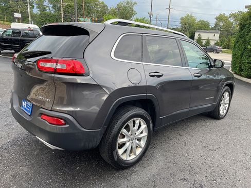 Used 2017 Jeep Cherokee Limited image 4
