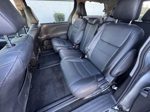 Used 2017 Toyota Sienna SE FWD image 18
