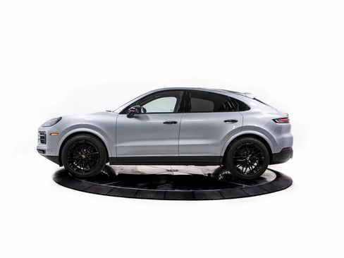 Used 2025 Porsche Cayenne S AWD/4WD image 2