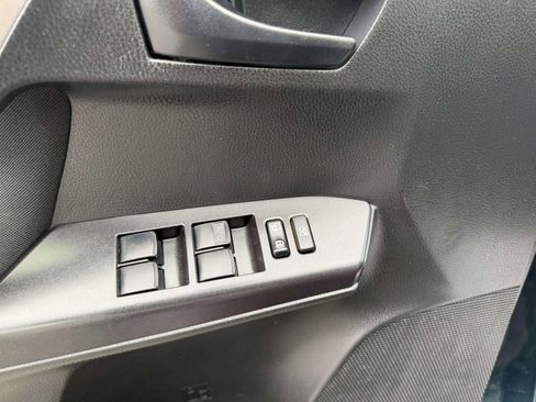 Used 2017 Toyota RAV4 LE AWD/4WD image 16