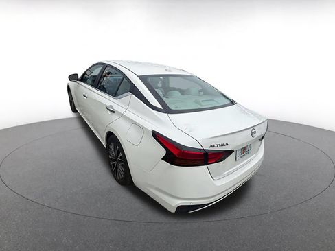 Used 2025 Nissan Altima 2.5 SV FWD image 8
