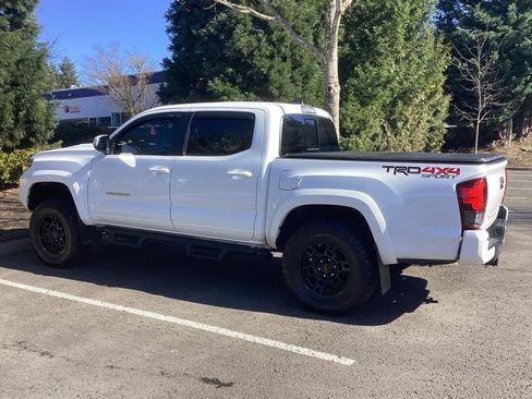 Used 2018 Toyota Tacoma TRD Sport w/ Technology Package image 10