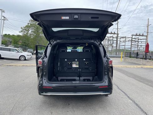 Used 2025 Toyota Sienna Platinum AWD/4WD image 13